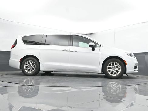 Used 2023 Chrysler Pacifica Touring-L FWD image 42