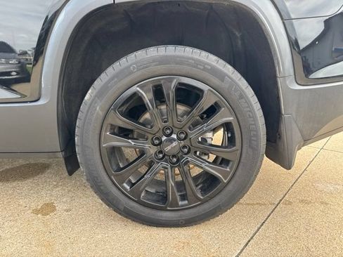 Used 2023 GMC Acadia SLT w/ Elevation Edition FWD image 11