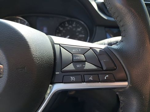 Used 2018 Nissan Rogue SV image 19