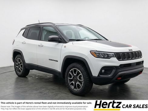 Used 2025 Jeep Compass Trailhawk image 1