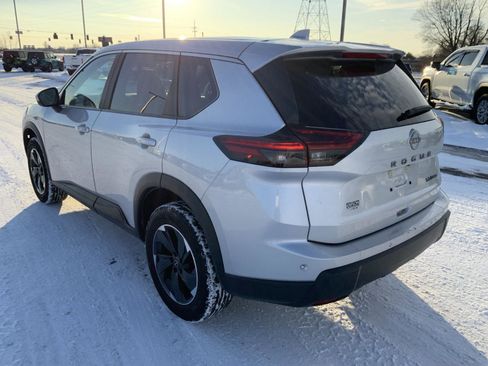 Used 2024 Nissan Rogue SV image 6