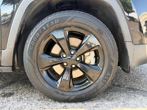 Used 2018 Jeep Cherokee Limited w/ High Altitude Package AWD/4WD image 9