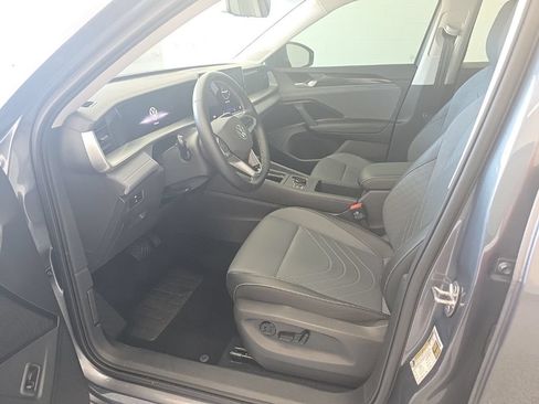 Certified 2025 Volkswagen Tiguan SE w/ Panoramic Sunroof Package AWD/4WD image 30