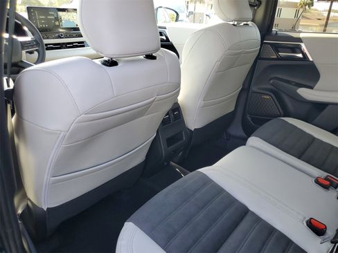 New 2025 Mitsubishi Outlander SE image 22