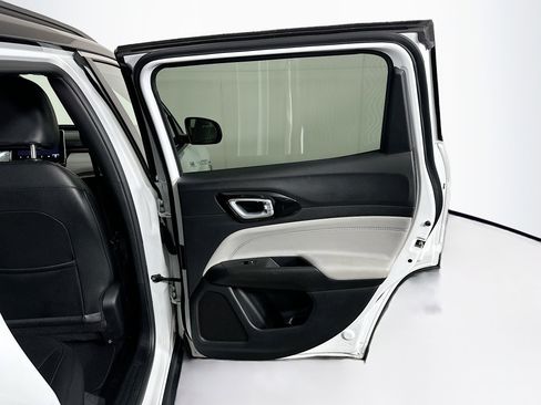 Used 2025 Jeep Compass Limited image 28