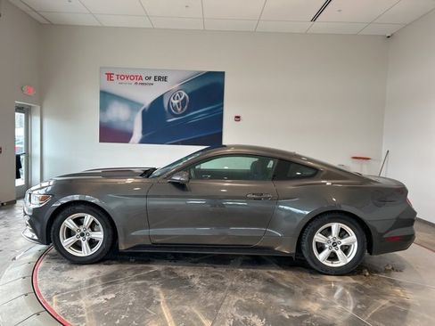 Used 2017 Ford Mustang Coupe image 3
