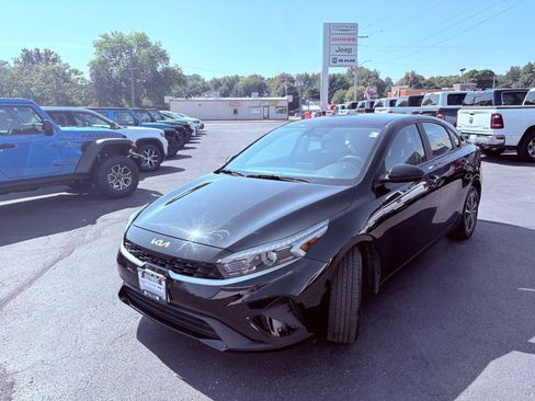 Used 2023 Kia Forte LXS image 3
