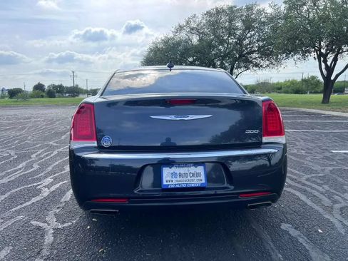 Used 2018 Chrysler 300 Touring RWD image 6