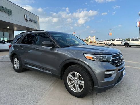 Used 2021 Ford Explorer XLT w/ Equipment Group 202A RWD image 6