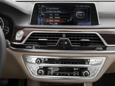 Used 2018 BMW 740i image 10