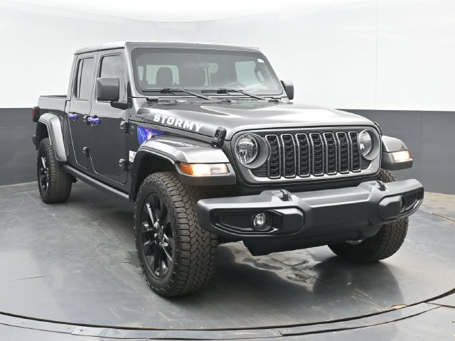 Used 2025 Jeep Gladiator Sport AWD/4WD image 2