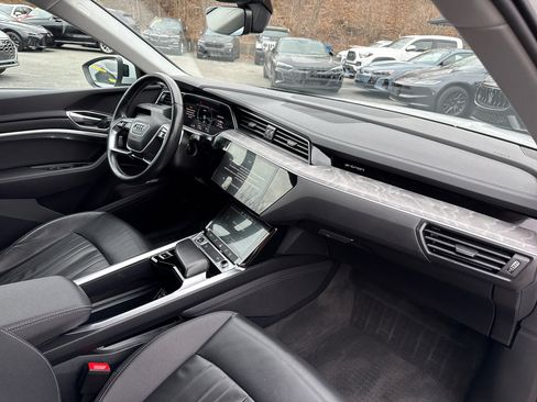 Used 2022 Audi e-tron Premium w/ Convenience Plus Package image 38