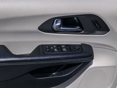 Used 2023 Chrysler Pacifica Touring-L FWD image 23