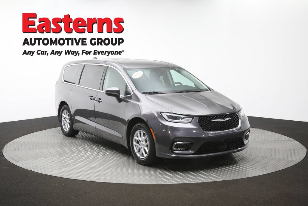 Used 2023 Chrysler Pacifica Touring-L FWD image 52