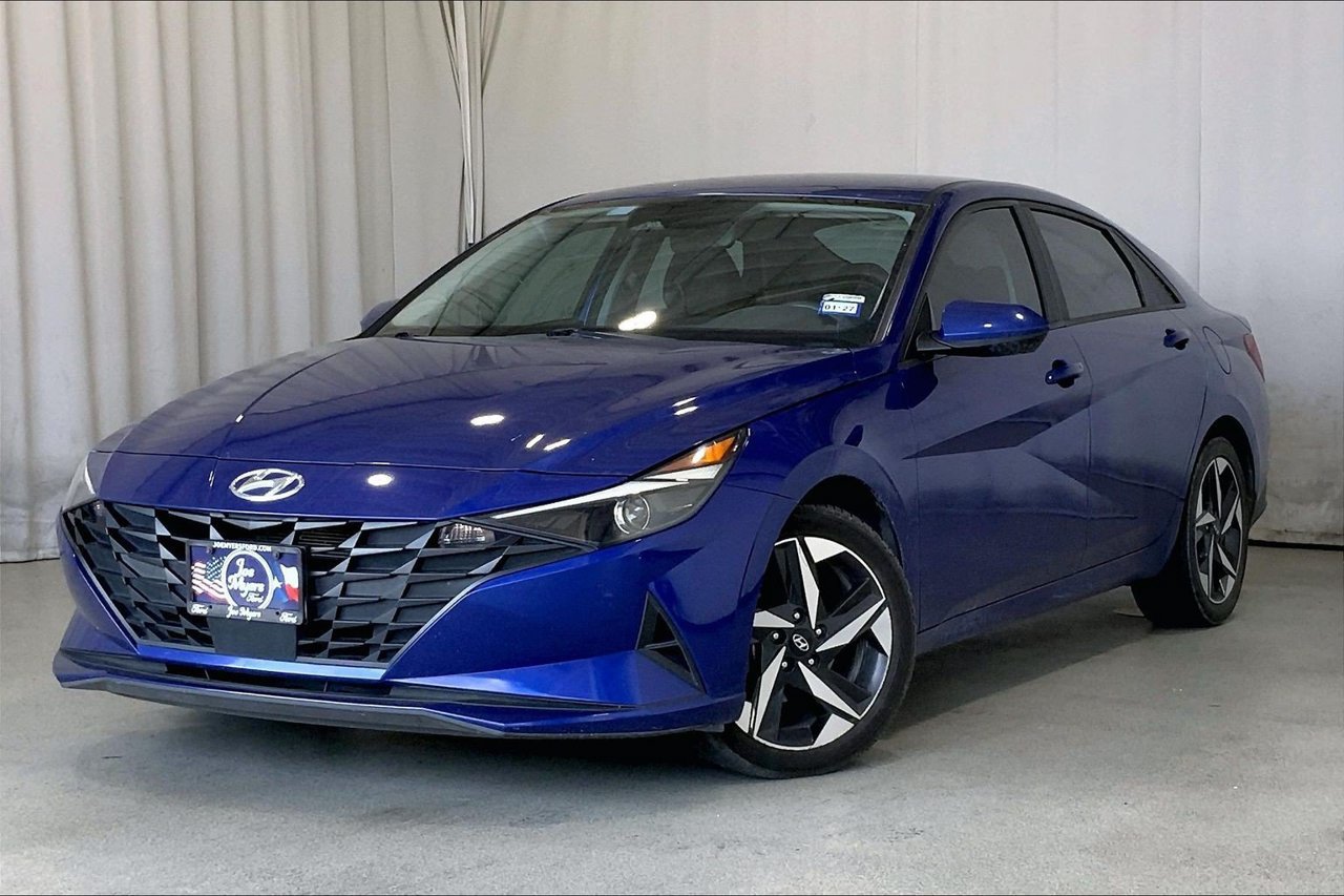 Used 2023 Hyundai Elantra SEL w/ Convenience Package FWD image 2
