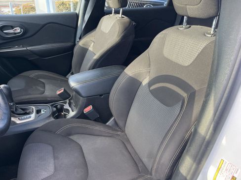 Used 2017 Jeep Cherokee Latitude w/ Cold Weather Group image 8