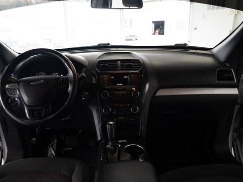 Used 2017 Ford Explorer XLT FWD image 14