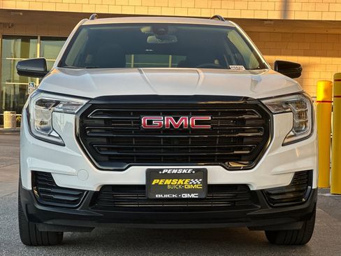 Used 2024 GMC Terrain SLE w/ Elevation Edition image 9