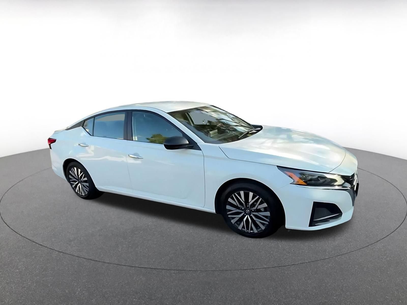 Used 2025 Nissan Altima 2.5 SV FWD image 2