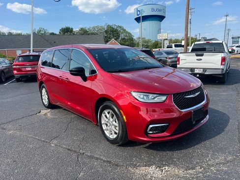 Used 2025 Chrysler Pacifica Select FWD image 4