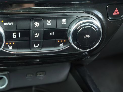 Used 2025 Chevrolet Trax RS w/ Sunroof Package FWD image 17