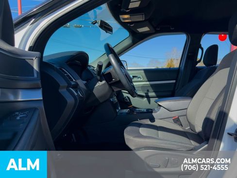 Used 2018 Ford Explorer XLT image 11