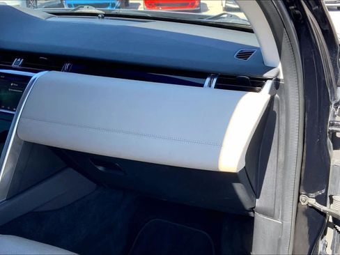 Used 2020 Land Rover Discovery Sport SE image 19
