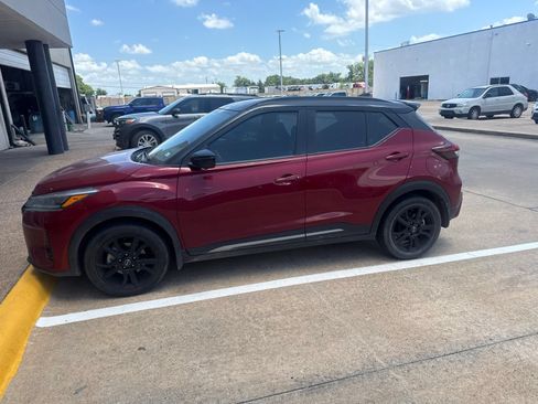 Used 2022 Nissan Kicks SR w/ Premium Package FWD image 2