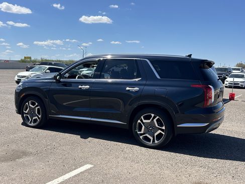Used 2023 Hyundai Palisade Limited w/ Winter Package FWD image 3