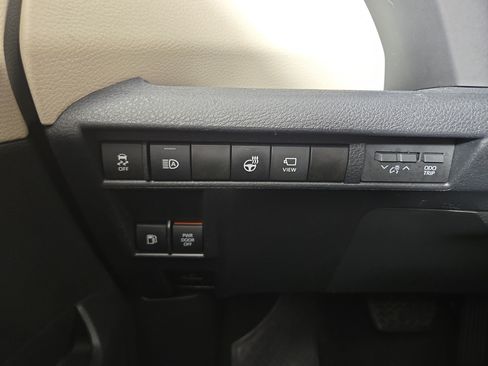 Used 2021 Toyota Sienna Platinum FWD image 32
