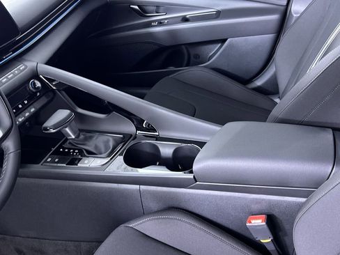 Used 2025 Hyundai Elantra SEL image 23