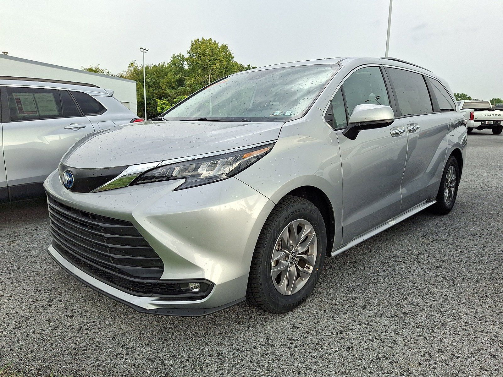 Used 2025 Toyota Sienna XLE FWD image 2