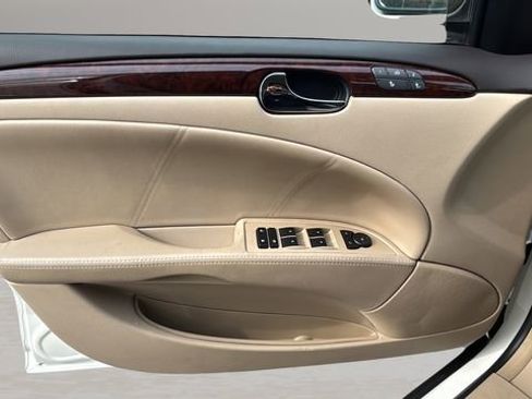 Used 2011 Buick Lucerne CXL image 17