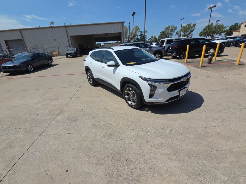 Used 2025 Chevrolet Trax LT w/ LT Convenience Package FWD image 6
