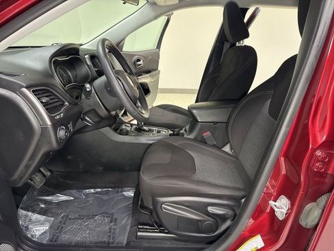 Used 2019 Jeep Cherokee Latitude w/ Popular Appearance Group image 11