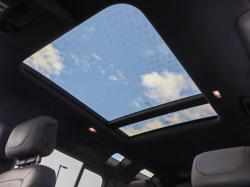 Used 2024 Land Rover Defender 110 V8 image 12