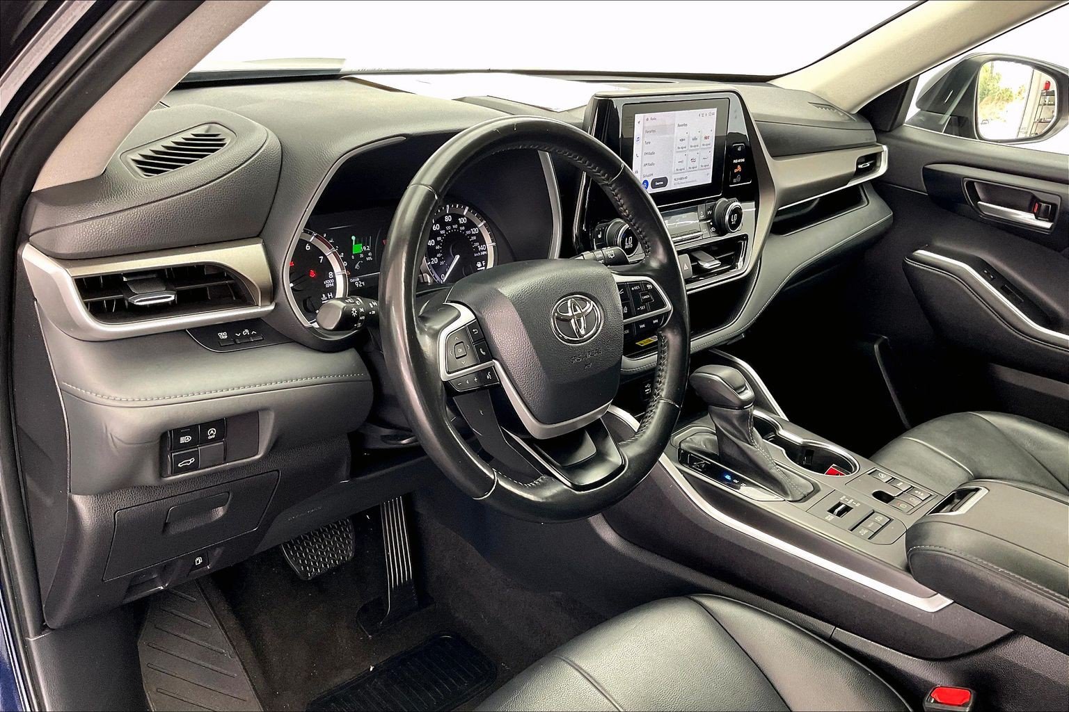 Used 2023 Toyota Highlander XLE AWD/4WD image 14