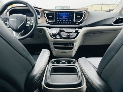 Used 2017 Chrysler Pacifica Touring-L FWD image 24