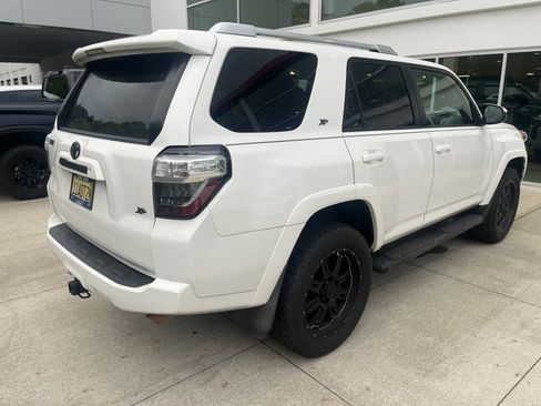 Used 2017 Toyota 4Runner SR5 AWD/4WD image 3