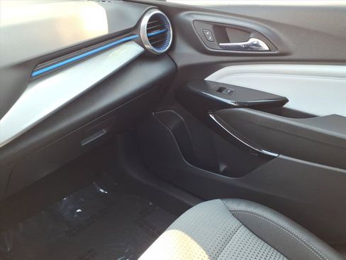 Used 2025 Chevrolet Trax LT FWD image 22