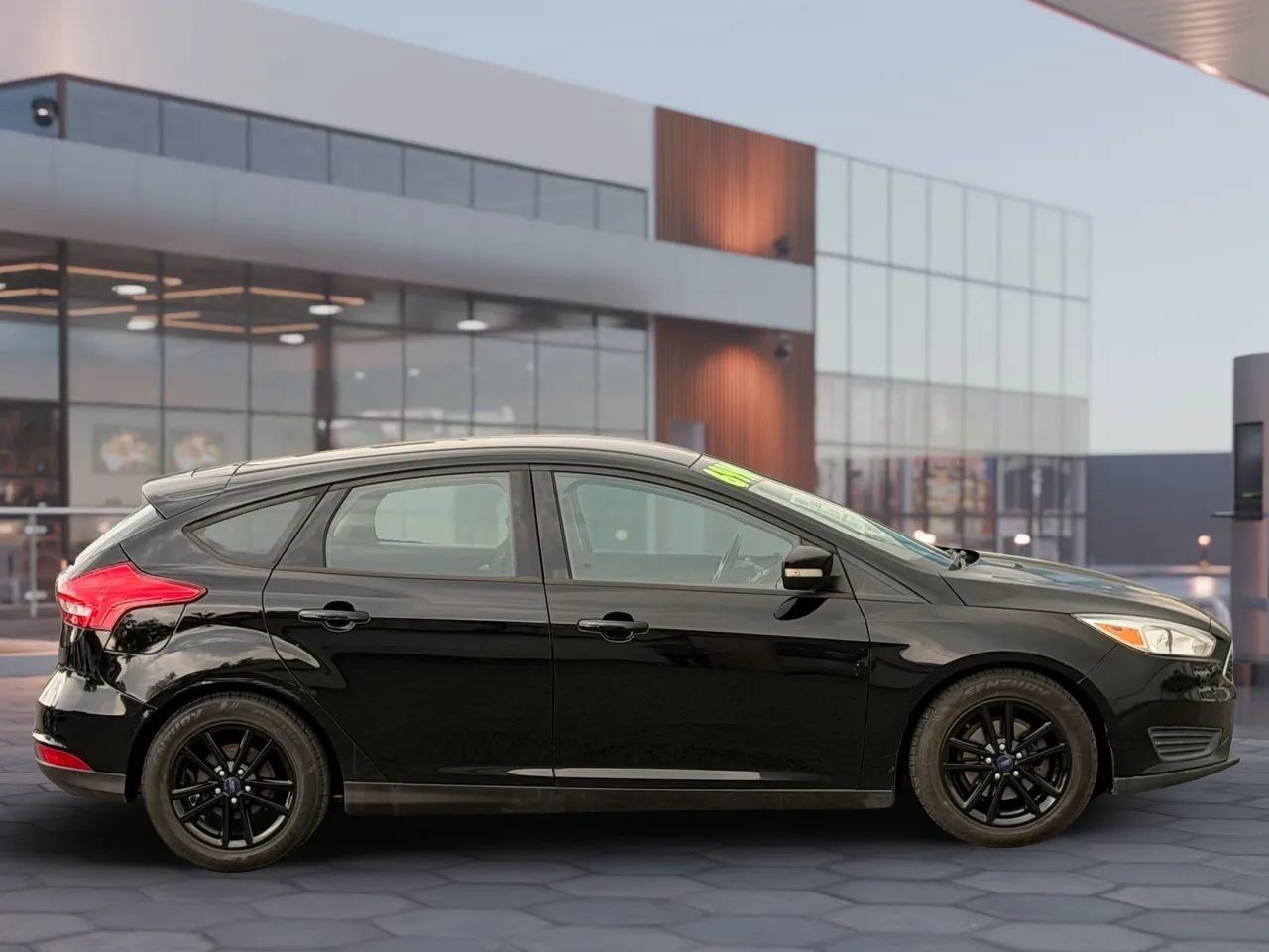 Used 2016 Ford Focus SE w/ SE Cold Weather Package FWD image 9