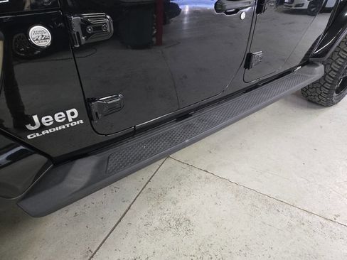 Used 2020 Jeep Gladiator Overland image 9