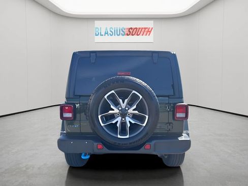 Used 2024 Jeep Wrangler Unlimited w/ Convenience Group AWD/4WD image 4