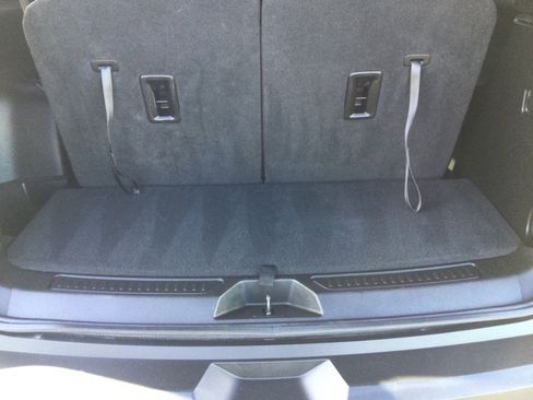 Used 2023 GMC Acadia SLT image 9