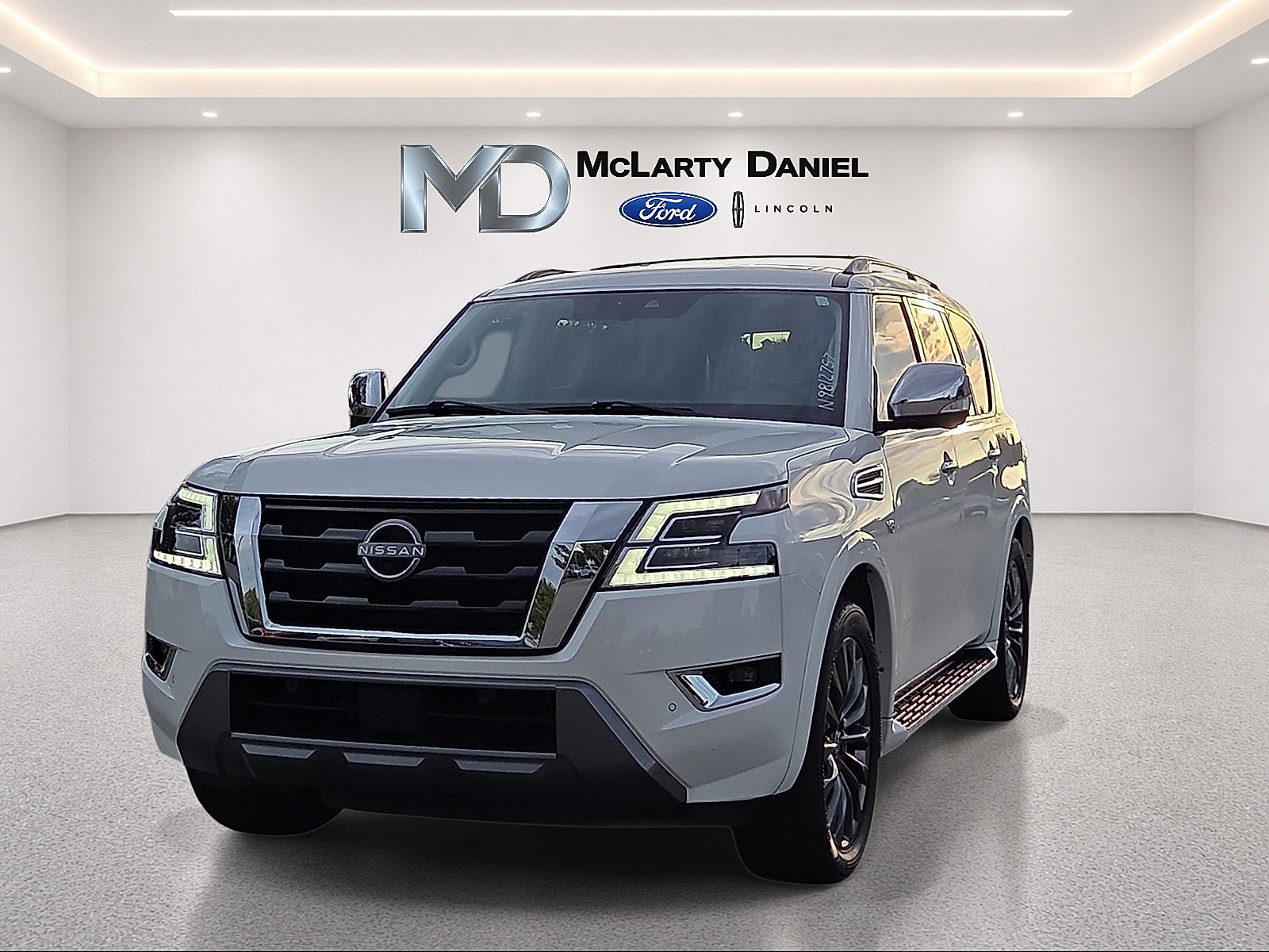 Used 2022 Nissan Armada Platinum w/ Captain's Chairs Package AWD/4WD image 2