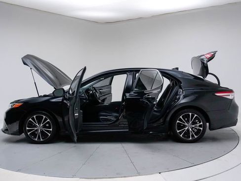 Used 2020 Toyota Camry SE image 18