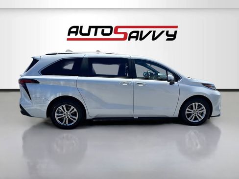 Used 2024 Toyota Sienna Platinum AWD/4WD image 8