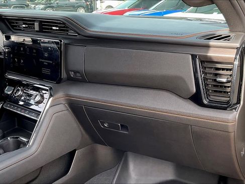 Certified 2025 GMC Sierra 1500 AT4 w/ AT4 Premium Package AWD/4WD image 17