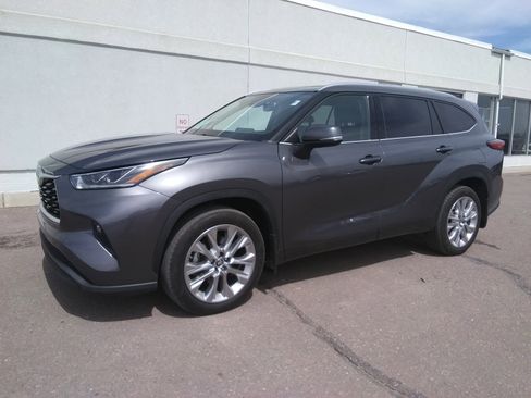 Used 2021 Toyota Highlander Limited AWD/4WD image 2