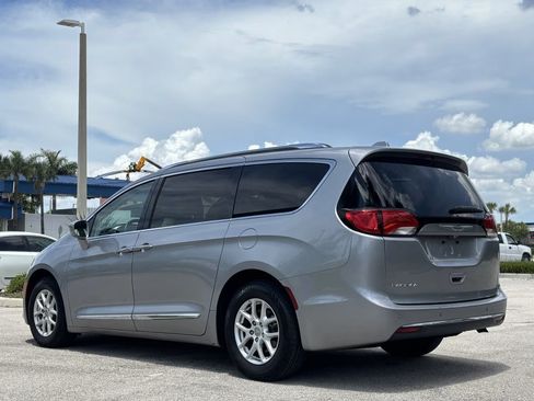 Used 2020 Chrysler Pacifica Touring-L FWD image 5
